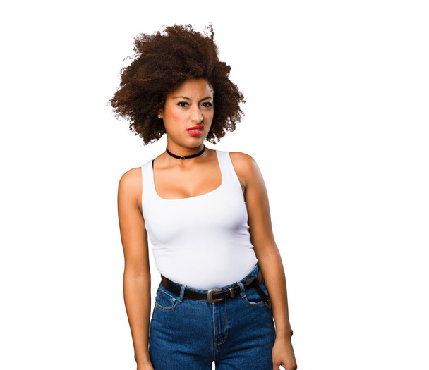 白い背景に分離されて怒っている若い黒人女性 - 写真・画像
