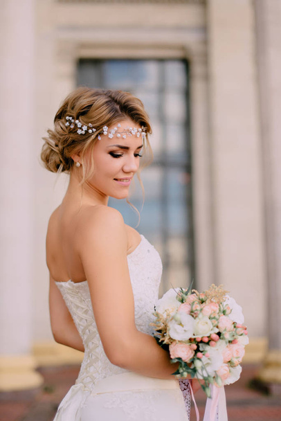 portrait of young bride near columns - 写真・画像