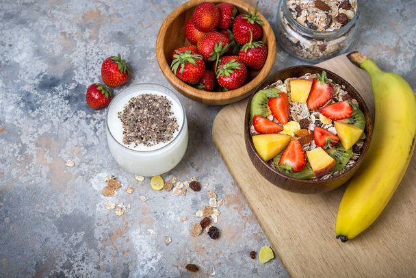 Frascos saludables, yougurt con chía, fresa, kiwi, plátano. Desayuno saludable
.  - Foto, Imagen