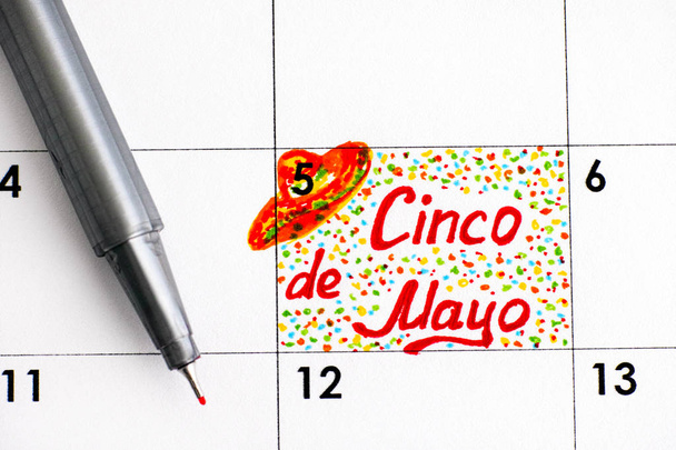 Promemoria Cinco de Mayo nel calendario con penna. Primo piano
. - Foto, immagini