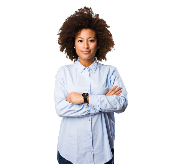 joven mujer negra cruzando brazos
 - Foto, imagen