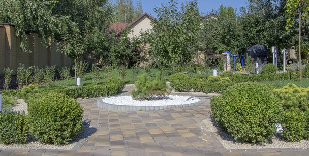 美しく手入れされた庭トップ wiew でスラブ軌道を舗装石畳コンクリート - 写真・画像