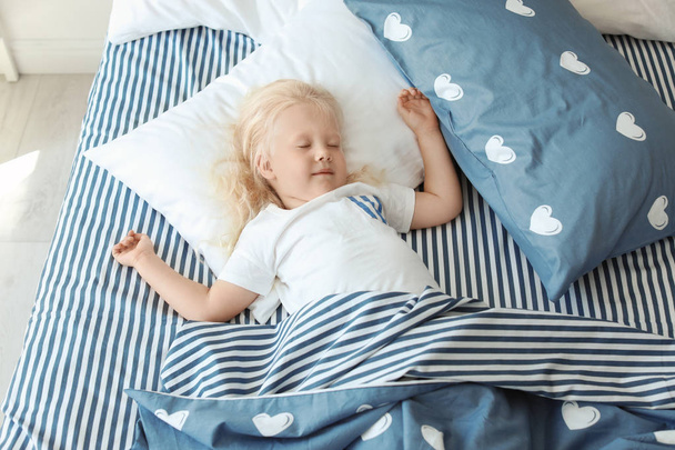 Cute little girl sleeping in bed at home, view from above - Zdjęcie, obraz