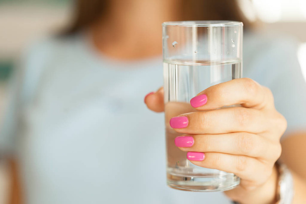 Woman holding a glass of water, close-up - Foto, immagini