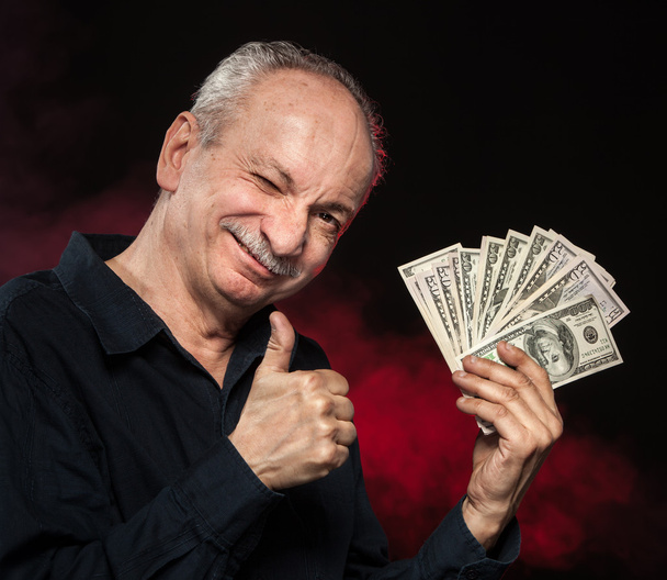 Vieil homme avec des billets de dollar
 - Photo, image