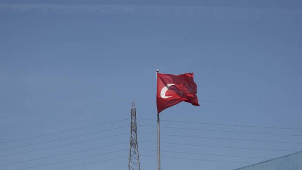 Turkse vlag in de lucht - Foto, afbeelding