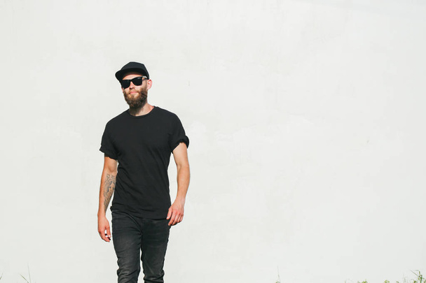 Hipster handsome male model with beard wearing black blank t-shirt - Foto, afbeelding