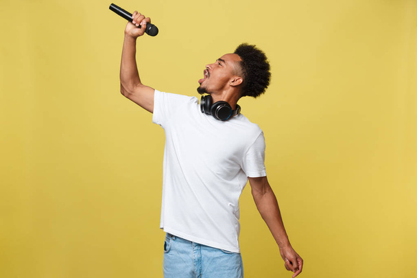 fiatal csinos afroamerikai fiú énekelni opera érzelmi mikrofonnal. - Fotó, kép