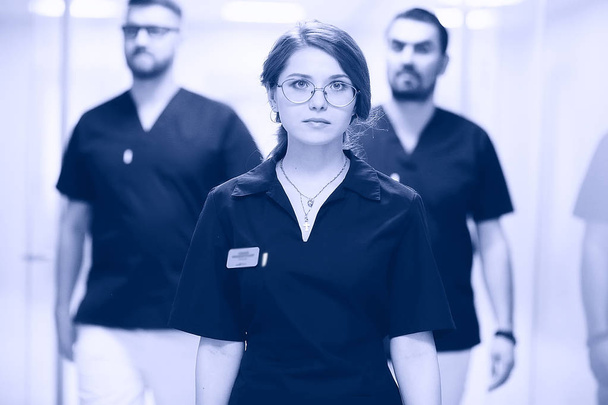 médicos jovens em uniforme médico no trabalho, conceito de medicina moderna
 - Foto, Imagem