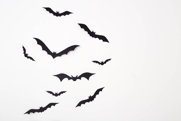 Halloween e decoração Espaço vazio para design de morcegos de papel preto voando sobre fundo branco
 - Foto, Imagem