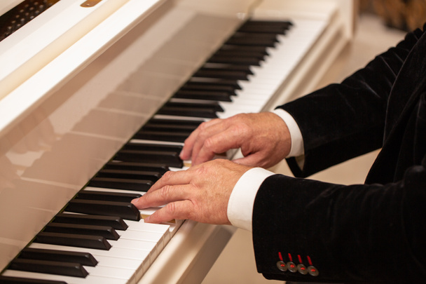 ピアノを弾く男性の手のクローズ アップ。水平な図形、コピー スペース - 写真・画像