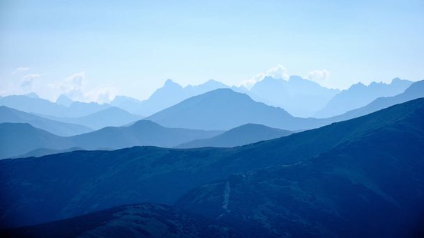 західні карпатські вершини восени вкриті туманом або хмарами з блакитними відлитками і багатовимірними лініями
 - Фото, зображення