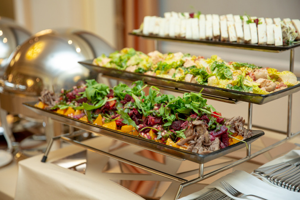 nagy ételekkel, salátával és a hús snack a recepción. vendéglátás snack - Fotó, kép