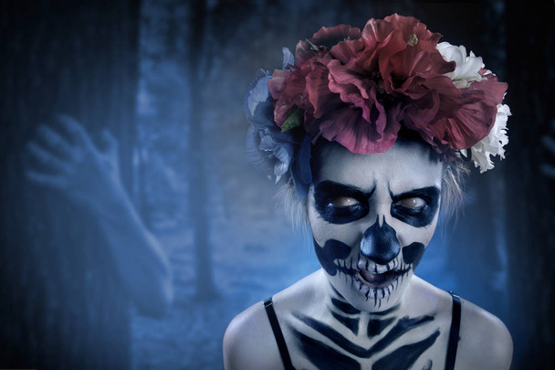 Cadılar Bayramı makyaj. Çelenk korkunç orman zemin karşı bir korkunç korkunç zombi kadın portresi - Fotoğraf, Görsel