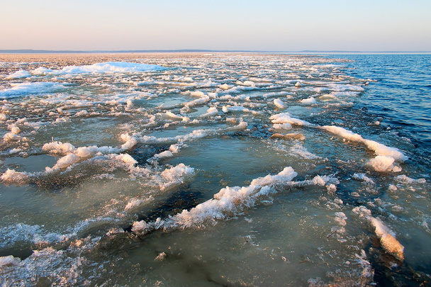 Gelo lamacento na primavera no Lago Ladoga, Rússia
 - Foto, Imagem