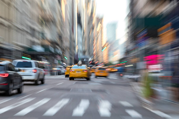 アブストラクトニューヨークの街中をタクシーで動きのあるぼやけたシーン - 写真・画像