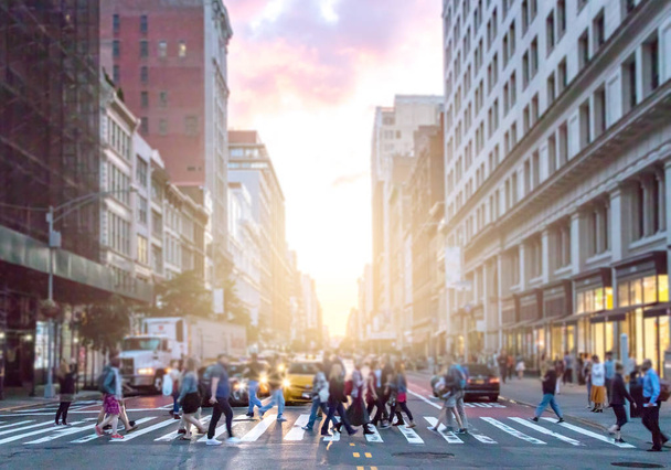 NOWOŚĆ YORK CITY - CZERWIEC, 2018: Tłumy różnorodnych ludzi przekraczają ruchliwe skrzyżowanie na 23rd Street i 5th Avenue na Manhattanie z korkami w godzinach szczytu w tle. - Zdjęcie, obraz