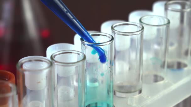 У лабораторії вчений з трубкою аналізує синю рідину, щоб отримати ДНК і молекули в пробірці. Доктор працює з рідиною.. - Кадри, відео