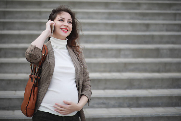 Schwangere telefoniert auf der Straße - Foto, Bild