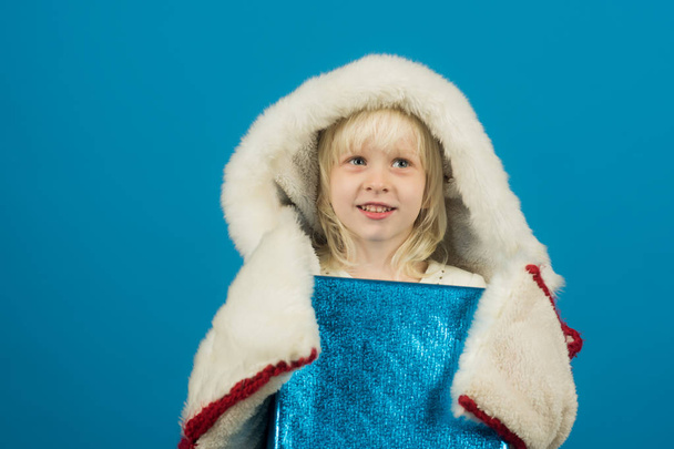 Happy little smiling girl with christmas gift box - Φωτογραφία, εικόνα