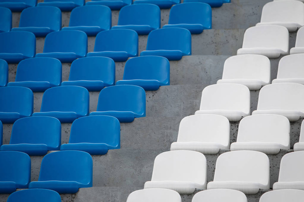 Крупним планом сидіння біло-блакитного стадіону
. - Фото, зображення