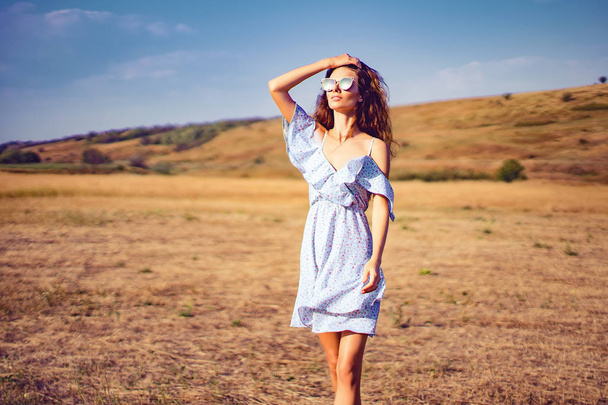 beautiful young woman outdoor on the hill on a summer day - Foto, Imagem