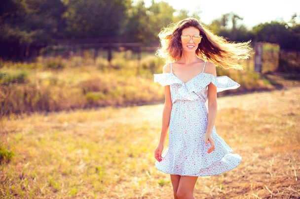 beautiful young woman outdoor on the hill on a summer day - Foto, afbeelding