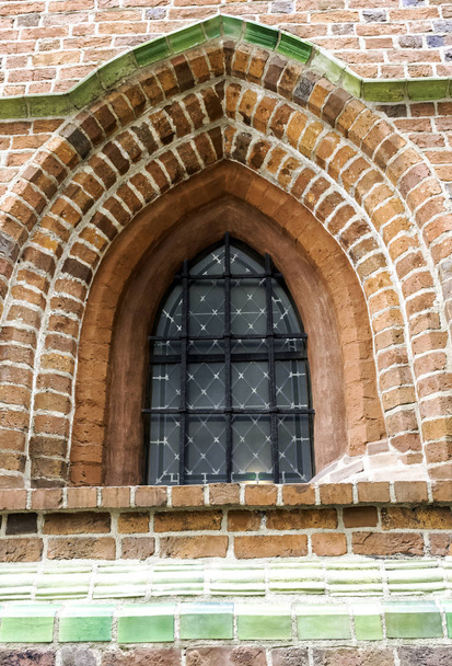 Vintage okno v kostele Svatého Jakuba staršího apoštol v Toruň, Polsku na 25 srpna 2018 - Fotografie, Obrázek
