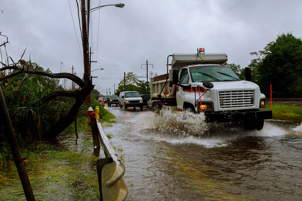 洪水重い中に水没した道の運転車雨ニュージャージー州アメリカ合衆国 - 写真・画像