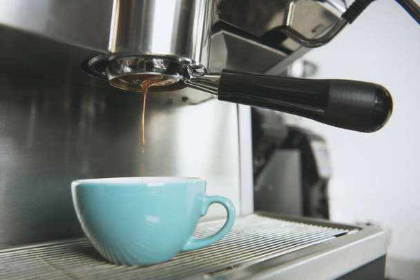 Barista utilizzando estrazione caffettiera per espresso girato in caffè
. - Foto, immagini