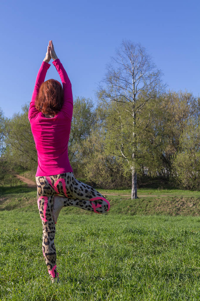 fille pratique le yoga le matin sur la nature, asana de Vriks
 - Photo, image