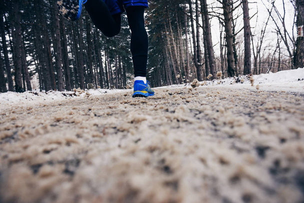 冬の日のジョギングの人のショットをトリミング - 写真・画像
