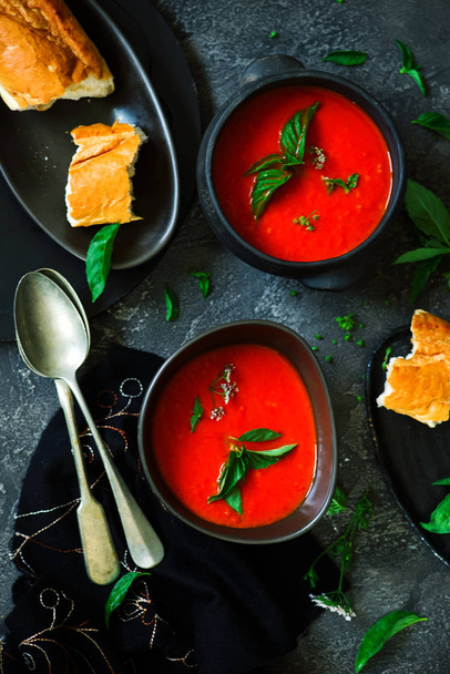 Жареный перец и томатный суп вегетарианский.. стиль деревенский.
 - Фото, изображение