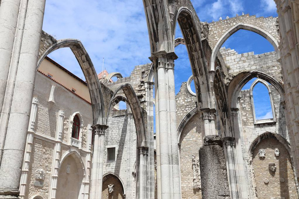 Lisbon city in Portugal. Carmo Convent - church ruined after earthquake. - Fotoğraf, Görsel