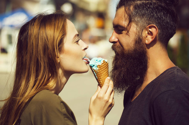 couple eating ice cream - Foto, imagen