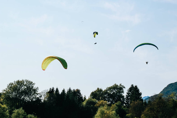Slovinsko. Slovinské Alpy. Paragliding v horách. - Fotografie, Obrázek