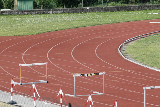 Leichtathletik- oder Laufstrecke zwischen grünen Wiesen - Foto, Bild