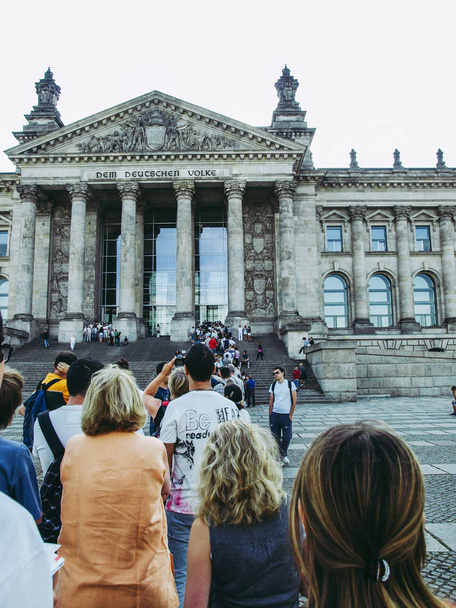 BERLINO, GERMANIA - 7 AGOSTO: persone in coda per visitare il Reichstag (Parlamento tedesco) a Berlino Germania il 7 agosto 2009 a Berlino, Germania
 - Foto, immagini