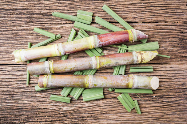 Close up conceito de cana-de-açúcar sobre fundo de madeira
 - Foto, Imagem