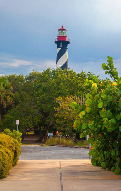 Leuchtturm an einem bewölkten Nachmittag, umgeben von Vegetation und Bäumen, Saint Augustine, Florida, USA. - Foto, Bild