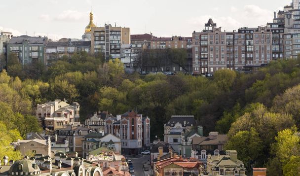 Panorama da cidade de Kiev da montanha do castelo. Rua da cidade com casas europeias coloridas
. - Foto, Imagem