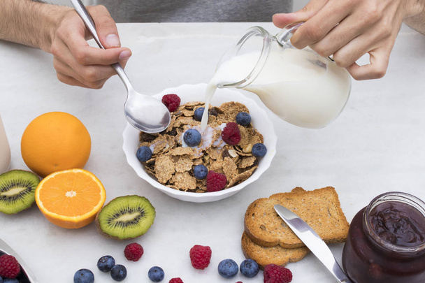 zdrowe śniadanie zbóż i owoców, pełne śniadanie - Zdjęcie, obraz