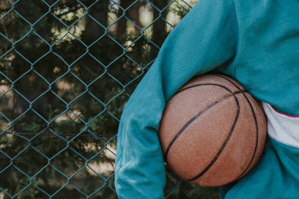 νεαρός άνδρας με μπάσκετ - Φωτογραφία, εικόνα