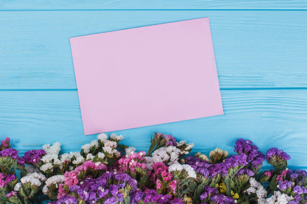 Статичні лімонієві квіти і чистий рожевий папір для вашого тексту
. - Фото, зображення