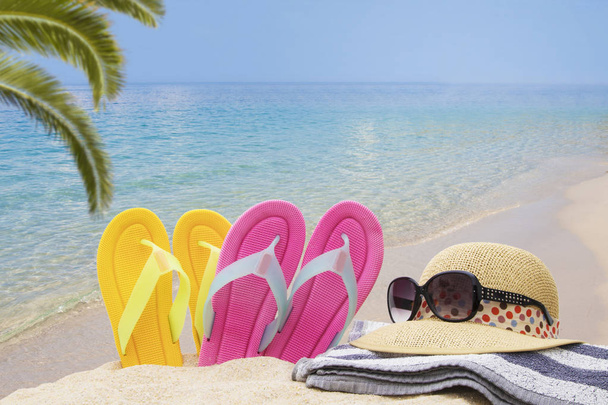 sandales sur la plage, concept vacances et été
 - Photo, image