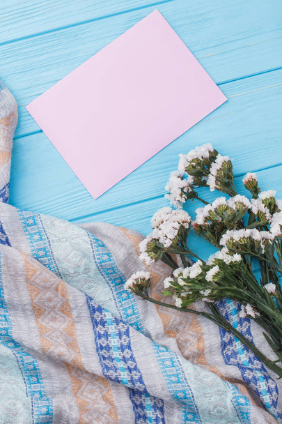 Papel rosa en blanco, ramo de flores y tela textil
. - Foto, imagen