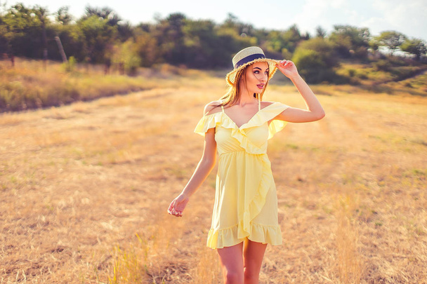 beautiful young woman outdoor on the hill on a summer day - Foto, imagen