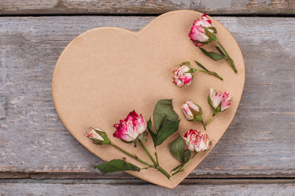 Cartón en forma de corazón y flores de rosas
. - Foto, imagen