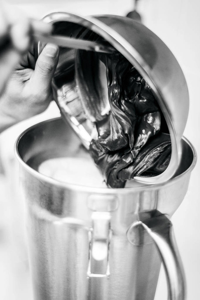 Dokonywanie lody lody z nowoczesnym sprzętem profesjonalnym przygotowaniu wszystko w kuchni wnętrze czarno-białe zdjęcie - Zdjęcie, obraz