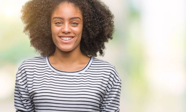 Mujer afroamericana joven sobre fondo aislado con una sonrisa feliz y fresca en la cara. Persona afortunada
. - Foto, Imagen